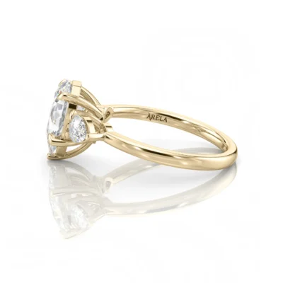 Inel de Logodnǎ – Moissanite Pear Trilogy