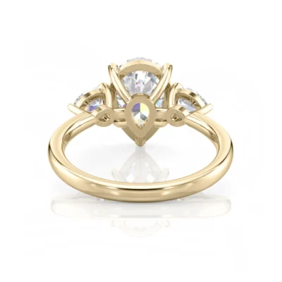 Inel de Logodnǎ – Moissanite Pear Trilogy