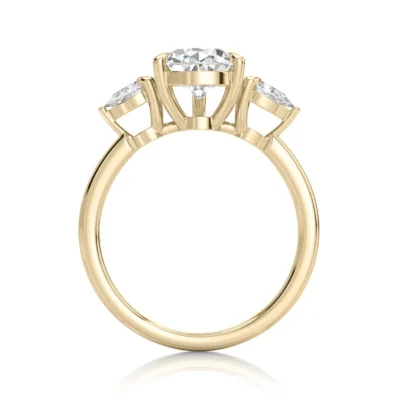 Inel de Logodnǎ – Moissanite Pear Trilogy